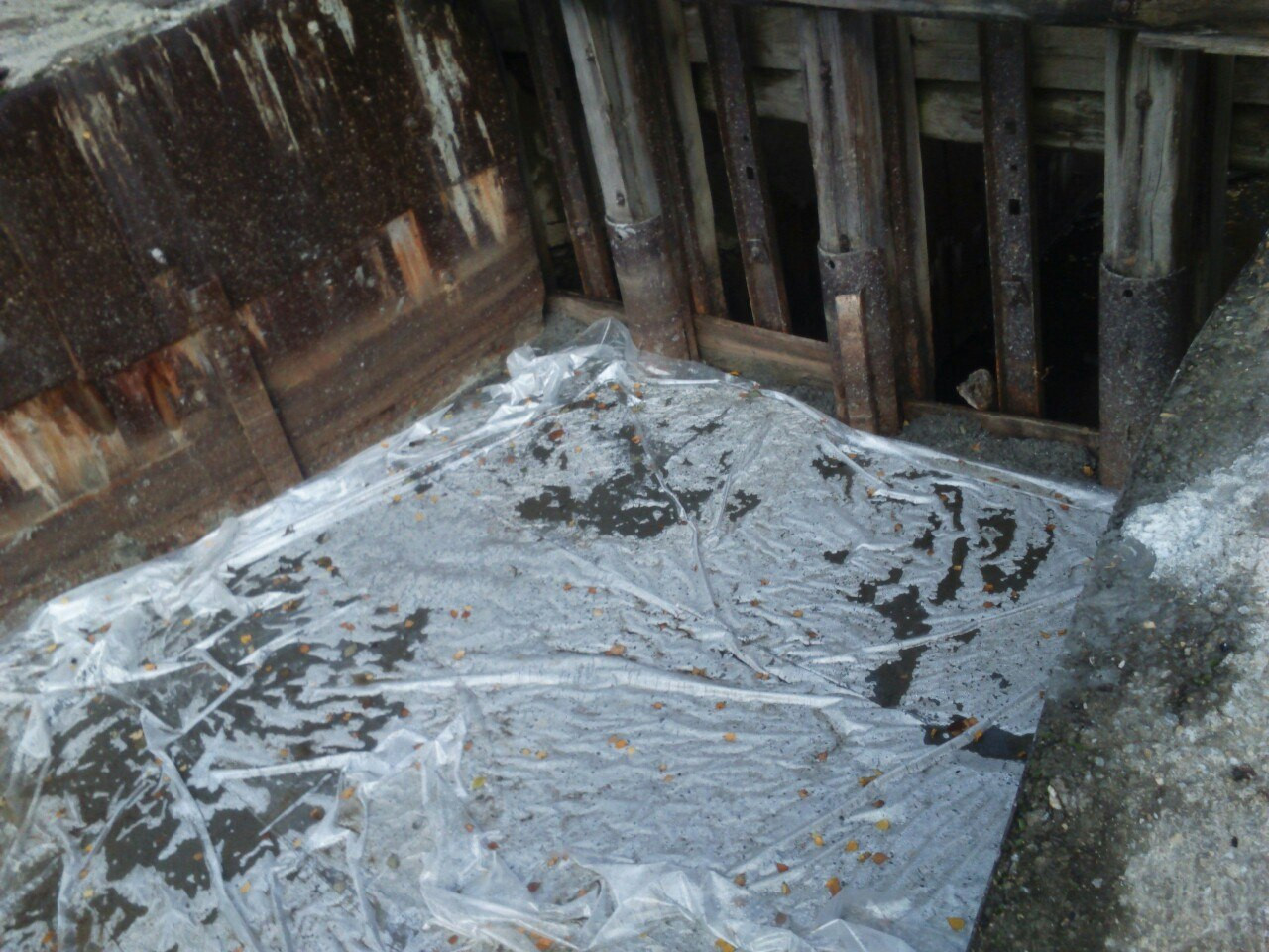 В Кировграде аварийную плотину отремонтировали мешками с песком и залили бетоном. ФОТО - Фото 3