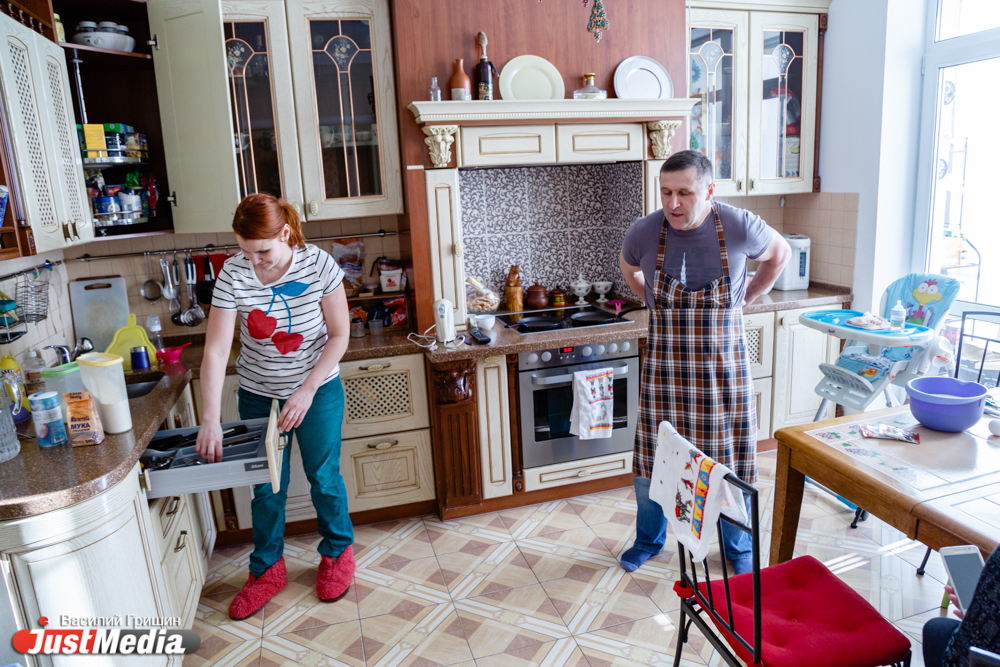 К VIPам на блины. Депутат Евгений Артюх печет блины по-донбасски в компании жены и сына Егорки. СПЕЦПРОЕКТ - Фото 5