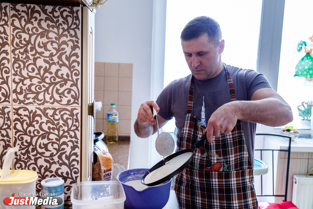 К VIPам на блины. Депутат Евгений Артюх печет блины по-донбасски в компании жены и сына Егорки. СПЕЦПРОЕКТ - Фото 14