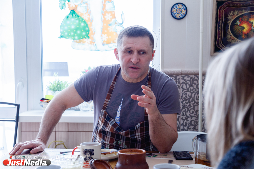К VIPам на блины. Депутат Евгений Артюх печет блины по-донбасски в компании жены и сына Егорки. СПЕЦПРОЕКТ - Фото 24
