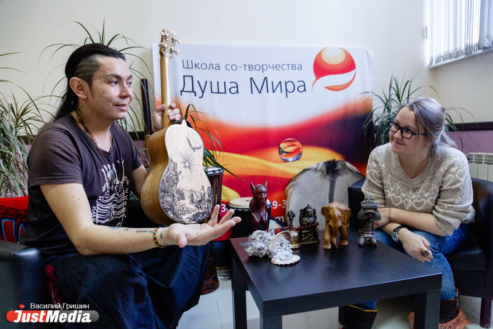 Байкал подарил музыкальный стиль, а Хакасия — жену. В Екатеринбурге побывал уникальный музыкант-горловик из Колумбии. СПЕЦПРОЕКТ - Фото 4