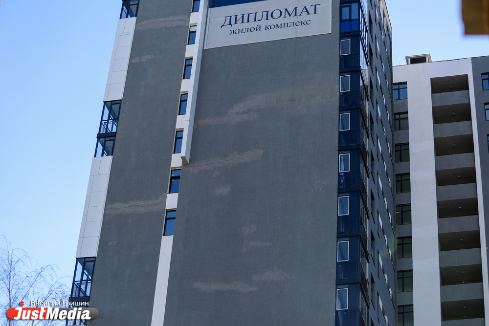 ЖК «Дипломат» покрылся серыми полосками - Фото 2