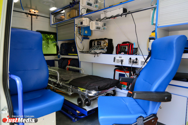 «Это маленькая больница на колесах». Скорой помощи Екатеринбурга подарили десять новых машин - Фото 6