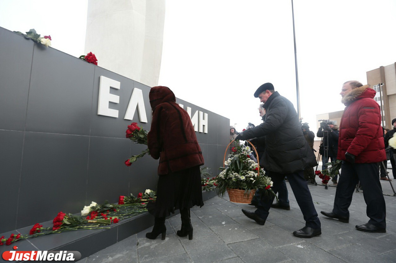 Наина Ельцина возложила цветы к памятнику супруга в честь его 86-летия. ФОТО - Фото 7