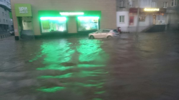 «Ужас, у машин скрывает колеса». Сильные дожди превратили центр Екатеринбурга в реку. ФОТО - Фото 3