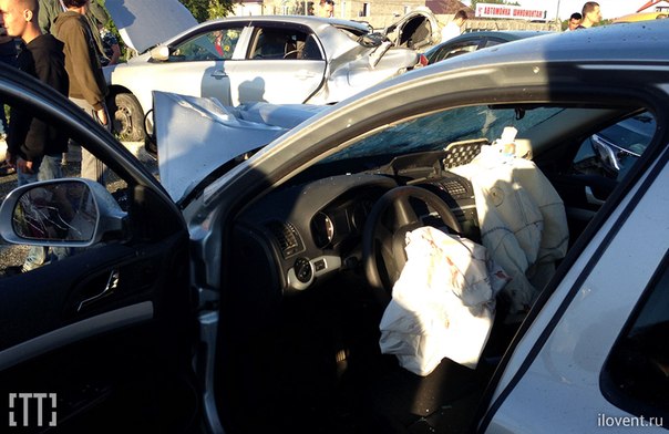 В Нижнем Тагиле бесправный лихач на Skode разбил семь стоящих на светофоре автомобилей - Фото 3