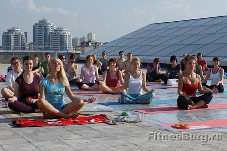 Прикоснуться к душе. В «Европе» екатеринбуржцев под звуки барабанов и ситара знакомили с основами йоги - Фото 3