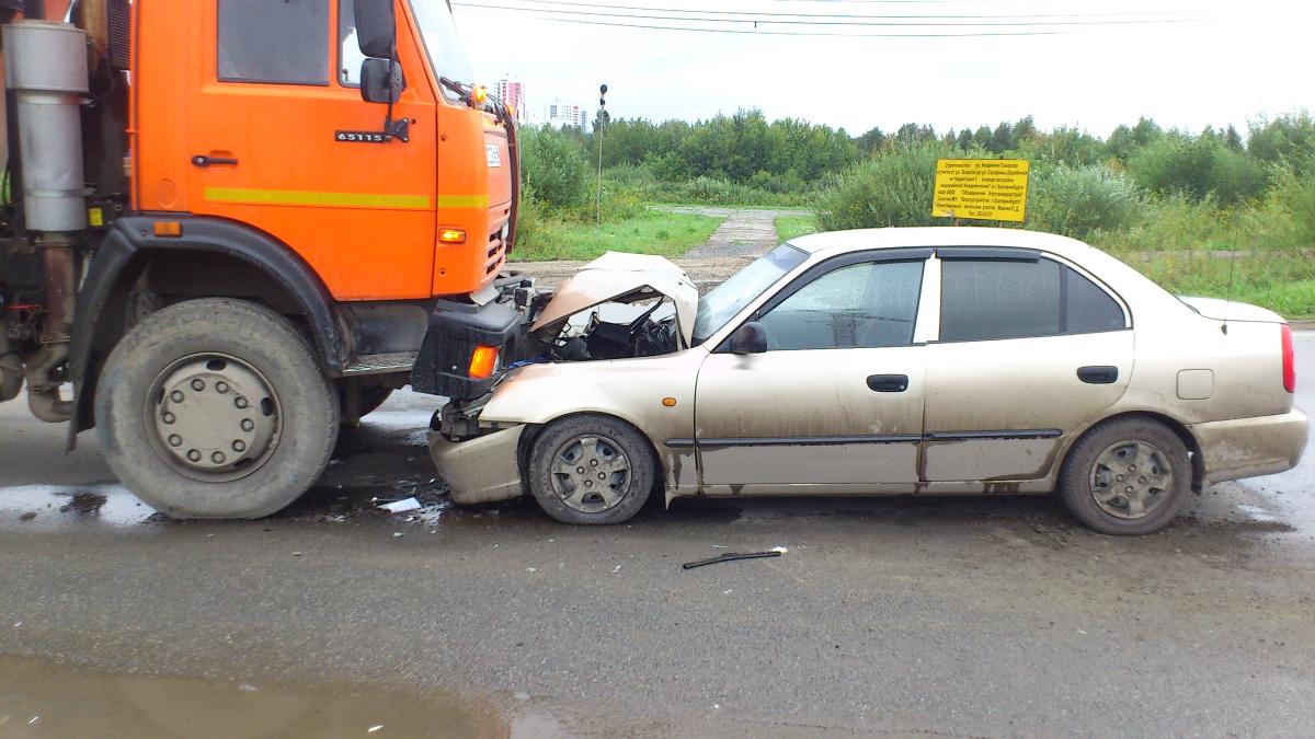 В Екатеринбурге водитель грузовика угодил под КамАЗ. Есть пострадавшие - Фото 2