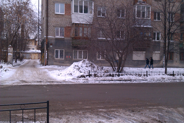 УК Екатеринбурга не вывозят убранный снег из дворов из-за жадности горожан  - Фото 2