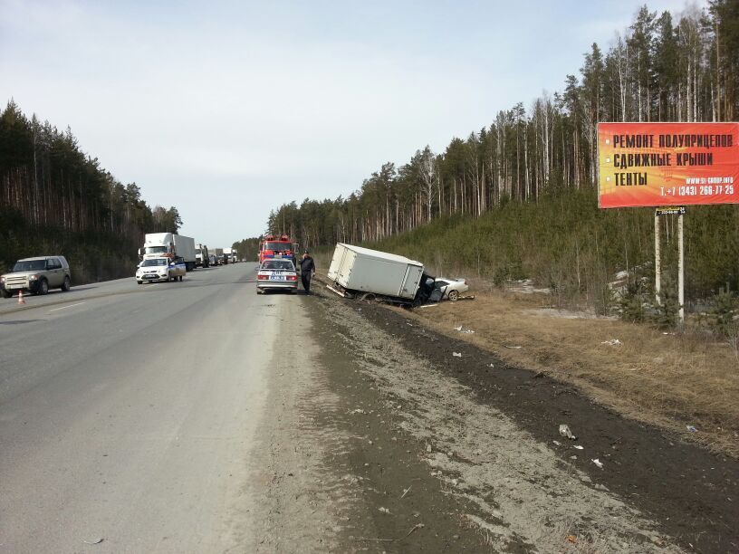 Под Екатеринбургом Toyota врезалась в грузовик. Погиб водитель легковушки - Фото 2