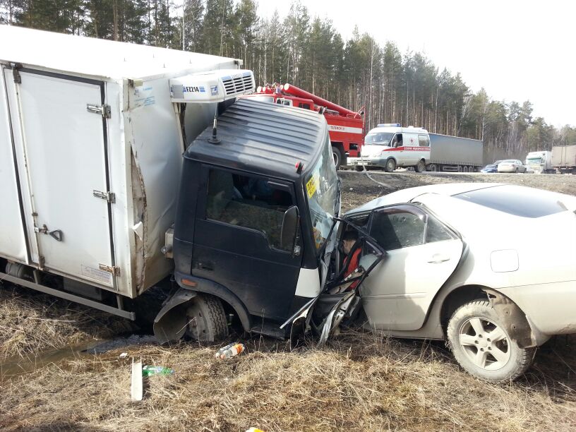Под Екатеринбургом Toyota врезалась в грузовик. Погиб водитель легковушки - Фото 4