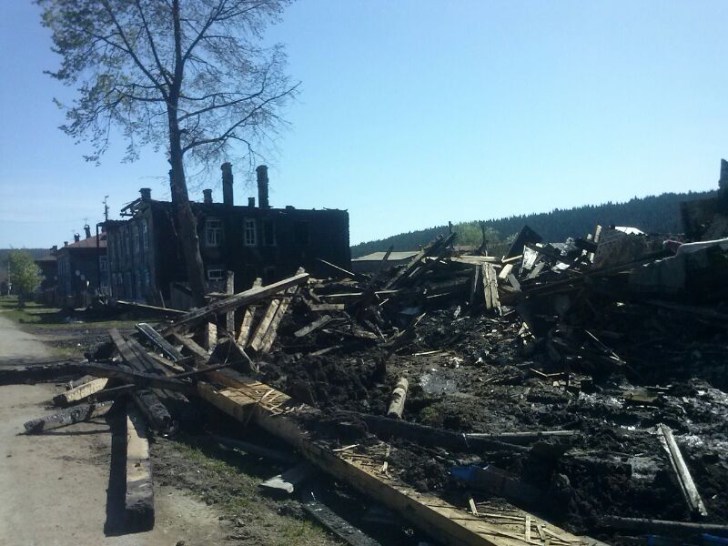 «Тушить начали примерно через два с половиной часа, когда один из домов уже рухнул». Пожар в Саране глазами очевидцев - Фото 4