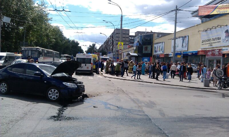 У ТЦ на Амундсена иномарка вылетела на тротуар. Пострадали шесть человек - Фото 5