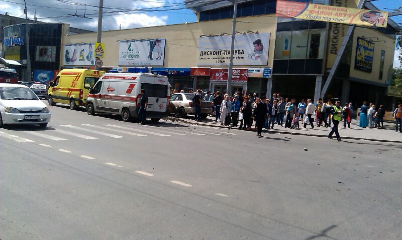 У ТЦ на Амундсена иномарка вылетела на тротуар. Пострадали шесть человек - Фото 4