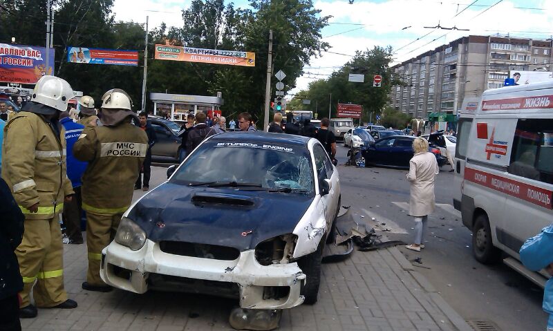 У ТЦ на Амундсена иномарка вылетела на тротуар. Пострадали шесть человек - Фото 3