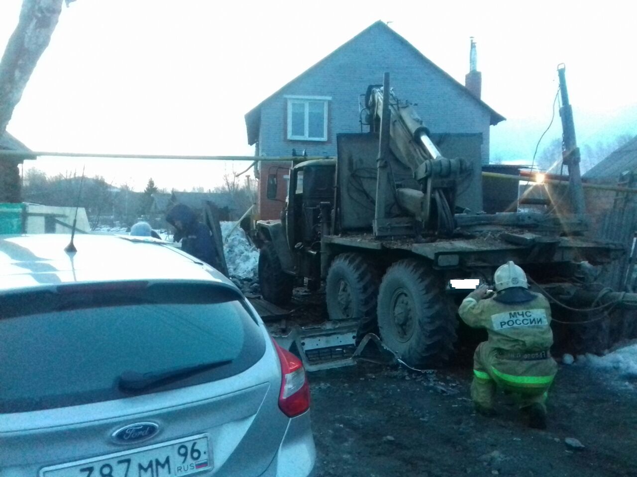 Пьяный водитель лесовоза снес газопровод и иномарку в Ревде - Фото 2