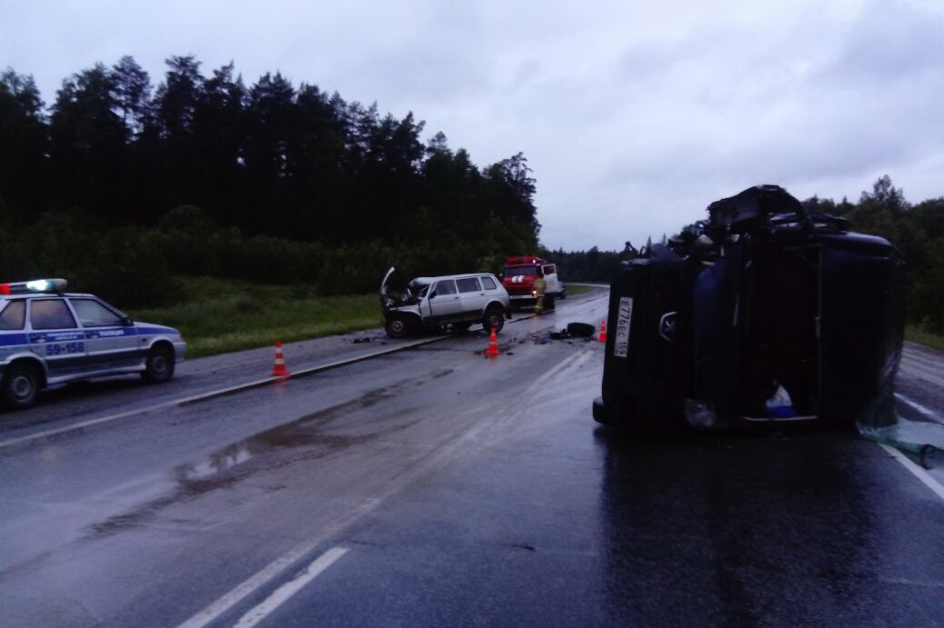 Ночью на Московском тракте «Нива» протаранила на встречке Peugeot с «челноками». ФОТО - Фото 2