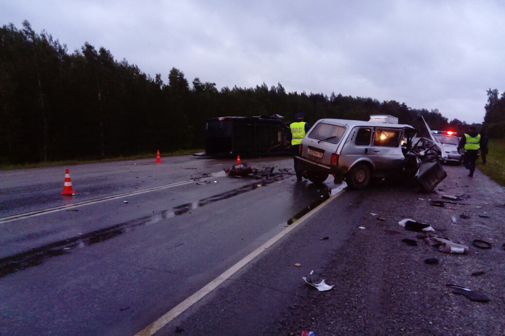 Ночью на Московском тракте «Нива» протаранила на встречке Peugeot с «челноками». ФОТО - Фото 4