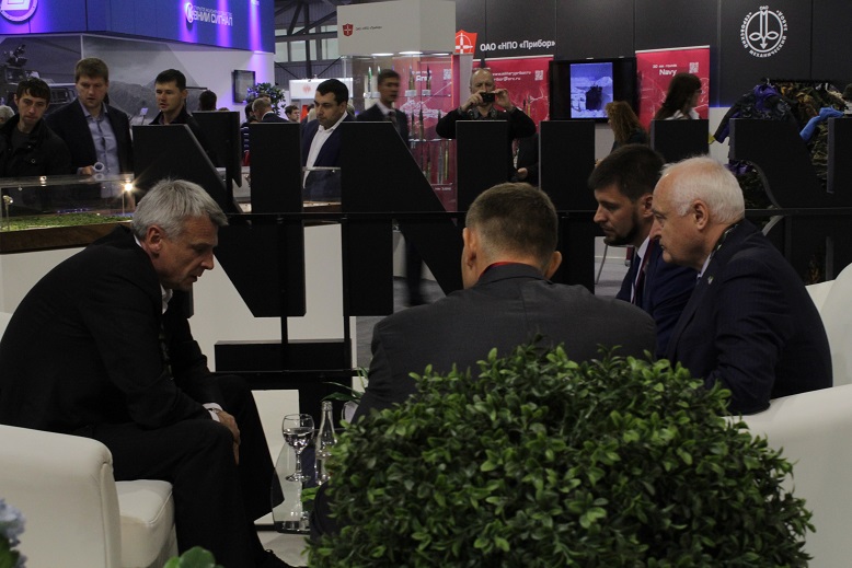 Бои роботов, слет беспилотников и уральские красавицы. Чем радует RAE-2015 своих гостей. ФОТО - Фото 3