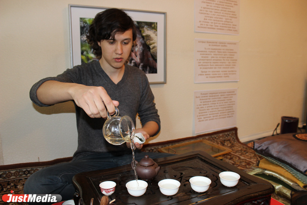 «Ночь музеев» со вкусом крапивы и зеленого чая: Музей маленьких историй потчевал гостей диковинными блюдами и разрешал трогать экспонаты руками - Фото 5