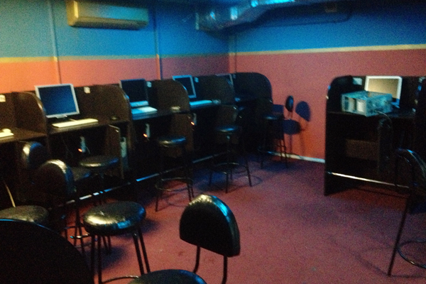 Сотрудники полиции и прокуратуры ликвидировали нелегальный игровой зал на улице Викулова - Фото 2