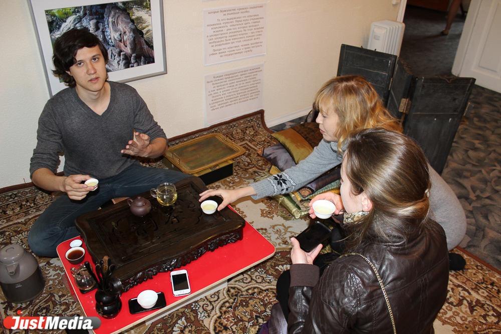 «Ночь музеев» со вкусом крапивы и зеленого чая: Музей маленьких историй потчевал гостей диковинными блюдами и разрешал трогать экспонаты руками - Фото 6