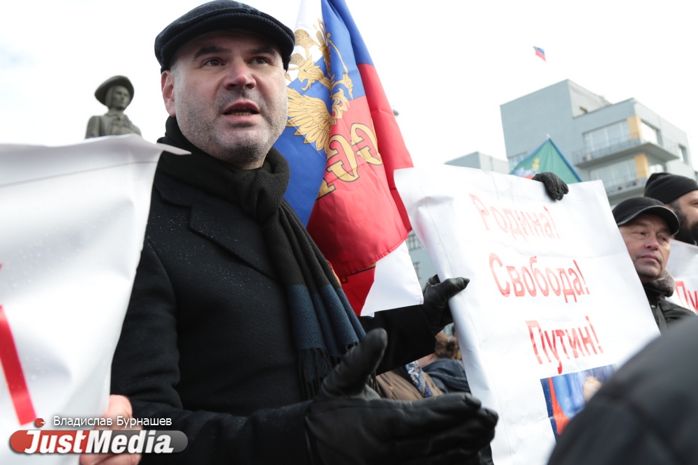 «Мы можем по-большому сходить на ваше разрешение!». В Екатеринбурге завершился незаконный митинг «Он вам не Димон». ФОТО, ВИДЕО - Фото 11