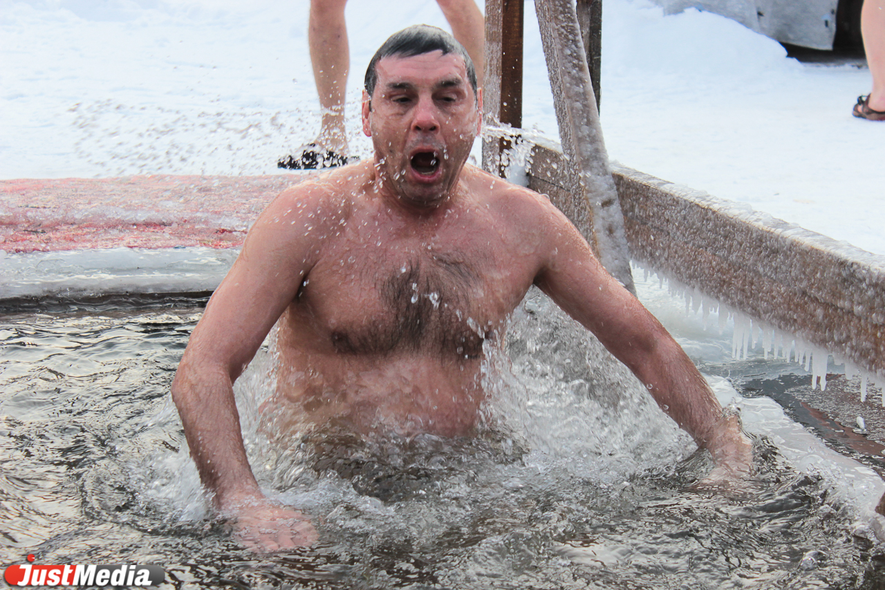 Из СИЗО в прорубь! Тушин и Высокинский приобщают Ковальчика к крещенским купаниям - Фото 2