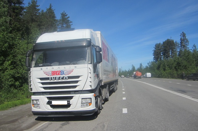 На трассе Серов – Ивдель сибиряк на «Ниве» заехал под фуру. ФОТО - Фото 3