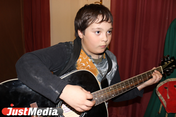 «Музейда тэн». В «Ночь музеев-2013» жители Екатеринбурга стали свидетелями боев, выстояли очереди к гадалкам и узнали чужие языки - Фото 4