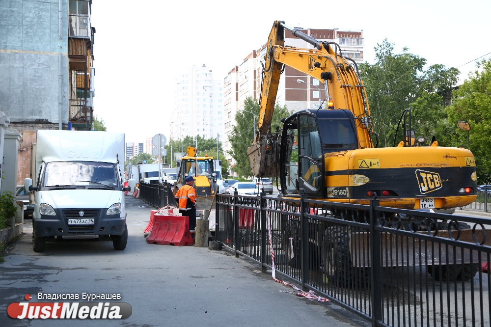 На улице Фурманова перекрыли одну из полос движения из-за замены канализационных труб. ФОТО - Фото 4