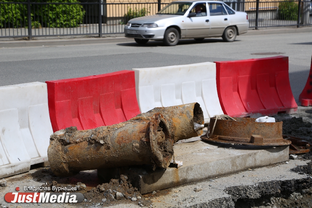 На улице Фурманова перекрыли одну из полос движения из-за замены канализационных труб. ФОТО - Фото 5