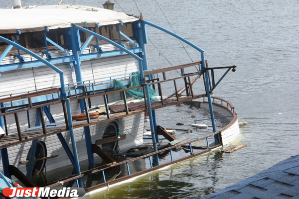 «Кораблик» идет ко дну. Кафе на городском пруду уже наполовину ушло под воду - Фото 2