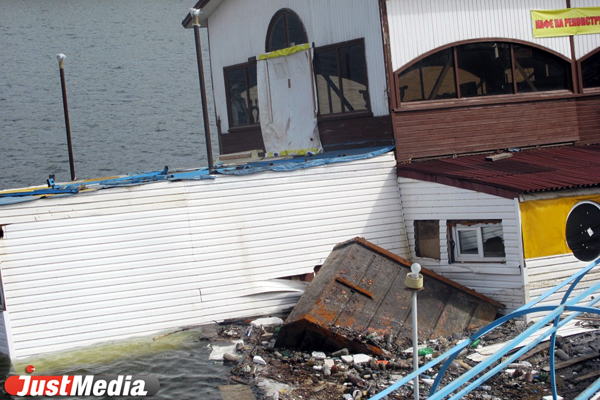 «Кораблик» идет ко дну. Кафе на городском пруду уже наполовину ушло под воду - Фото 3