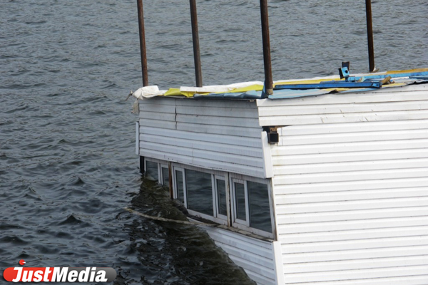 «Кораблик» идет ко дну. Кафе на городском пруду уже наполовину ушло под воду - Фото 4