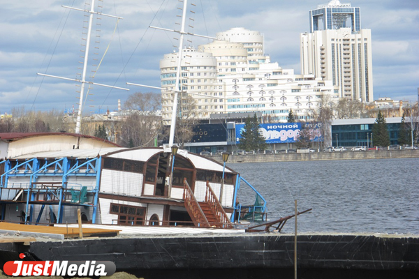 «Кораблик» идет ко дну. Кафе на городском пруду уже наполовину ушло под воду - Фото 5