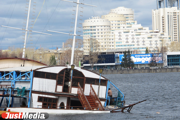 «Кораблик» идет ко дну. Кафе на городском пруду уже наполовину ушло под воду - Фото 6