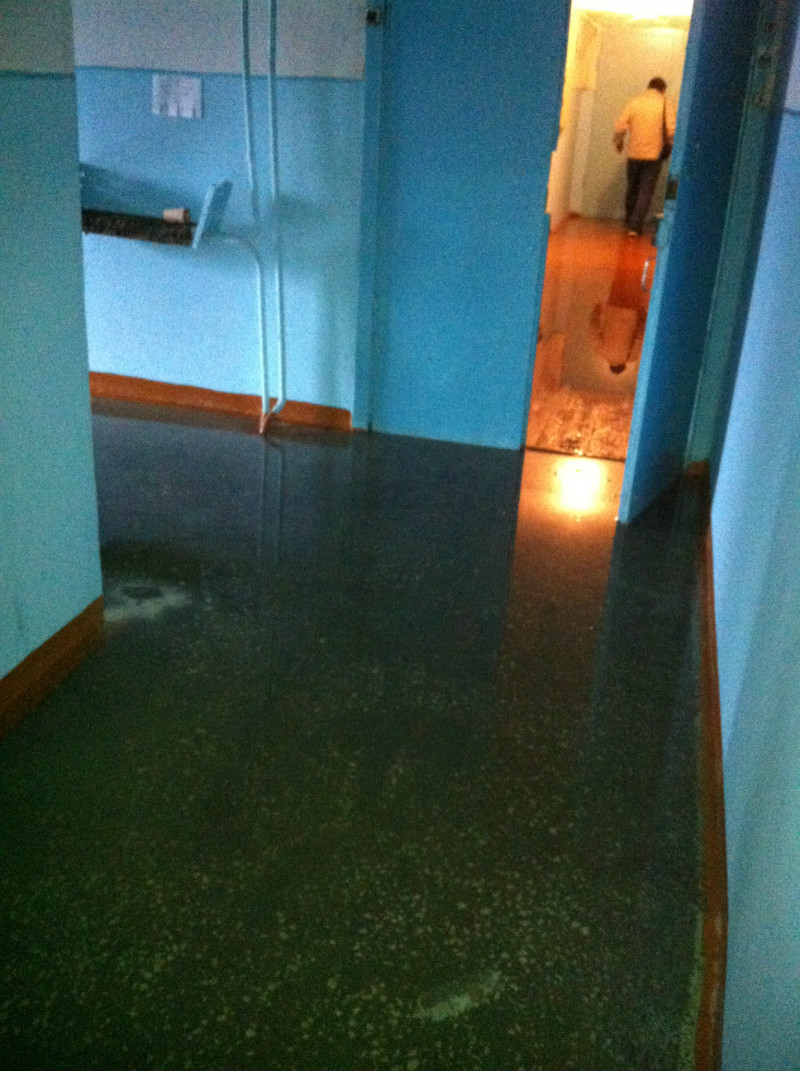 Всемирный потоп в отдельно взятом доме. Половина квартир многоэтажки на Чкалова оказалась залита водой - Фото 2
