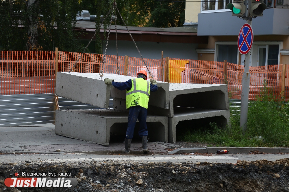 Ремонтники закрыли перекресток улиц Мамина-Сибиряка – Первомайская. ФОТО - Фото 4