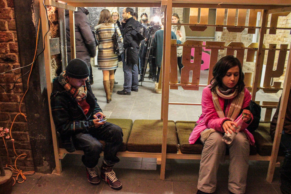 В компании коня в пальто и крокодила с Исети! Екатеринбуржцы примерили на себя творческий «Свитер» - Фото 7