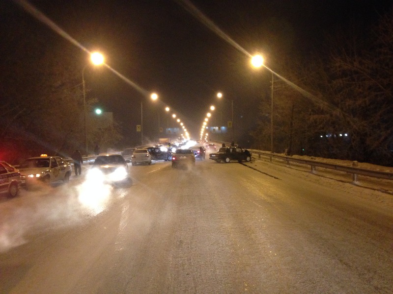 В Екатеринбурге женщина-водитель влетела в ограждение. После чего в нее врезалась «семерка» - Фото 2