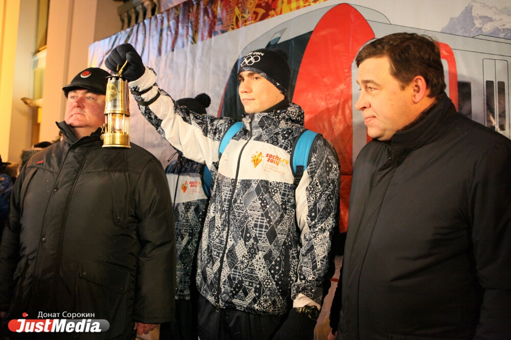 Ужас! В Екатеринбурге загорелся первый же факелоносец (ВИДЕО) - Фото 2