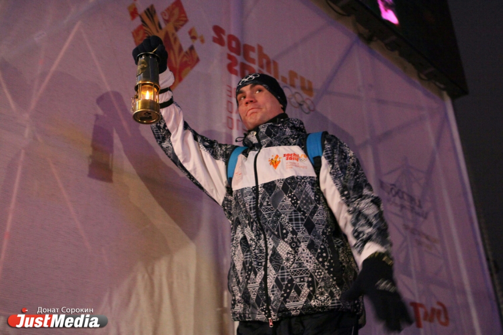 Ужас! В Екатеринбурге загорелся первый же факелоносец (ВИДЕО) - Фото 3