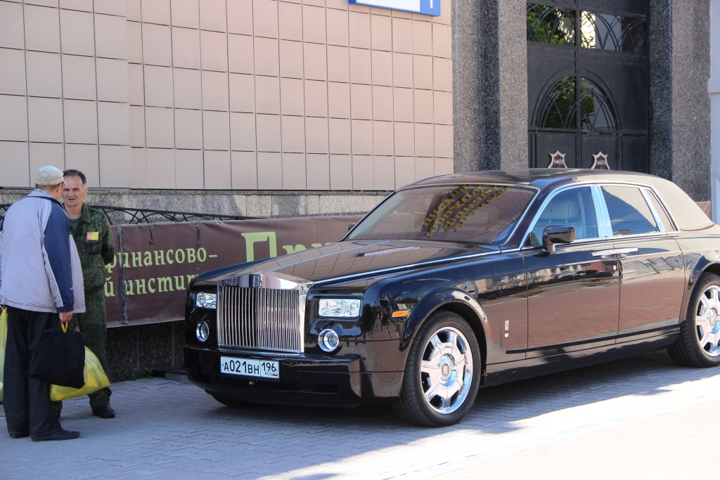 Горожане натравили армию сотрудников ГИБДД на припаркованный на тротуаре Rolls-Royce  - Фото 2