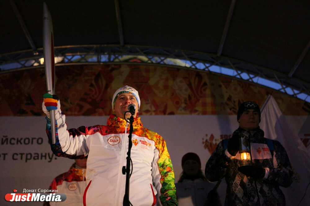 Ужас! В Екатеринбурге загорелся первый же факелоносец (ВИДЕО) - Фото 4