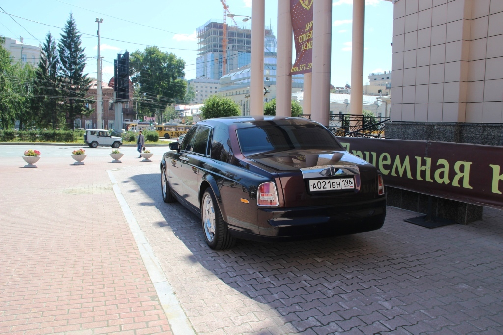 Горожане натравили армию сотрудников ГИБДД на припаркованный на тротуаре Rolls-Royce  - Фото 3