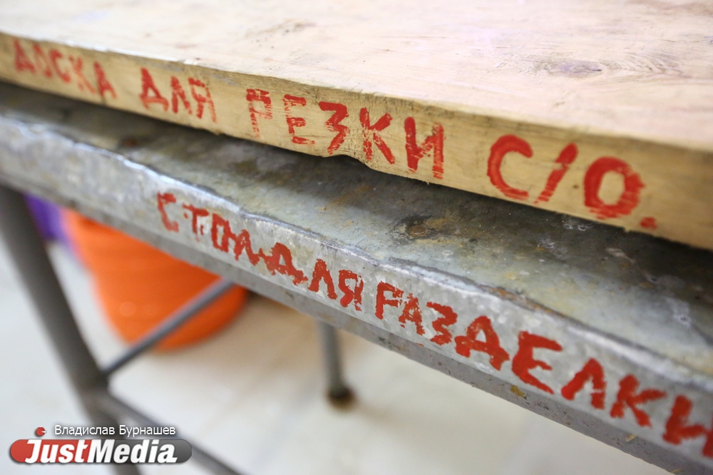 В обед - солянка, а вечером - турнир в футбол. Журналисты JustMedia попали в СИЗО-1, чтобы узнать, как там за решеткой. ФОТОРЕПОРТАЖ - Фото 11