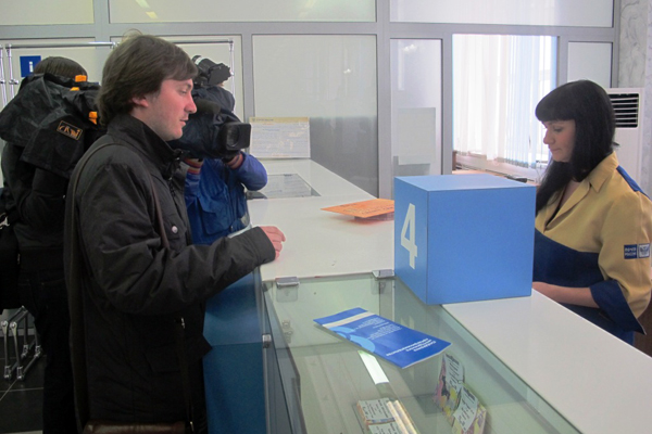 В центре Екатеринбурга пытались расплатиться гигантской «банковской карточкой» - Фото 4