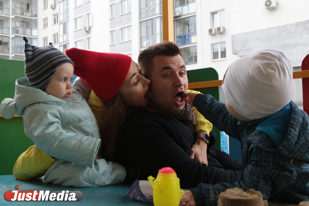 Неужели семье хореографов Романенко можно снимать шапки и куртки!? В Екатеринбурге почти жара. ФОТО - Фото 3