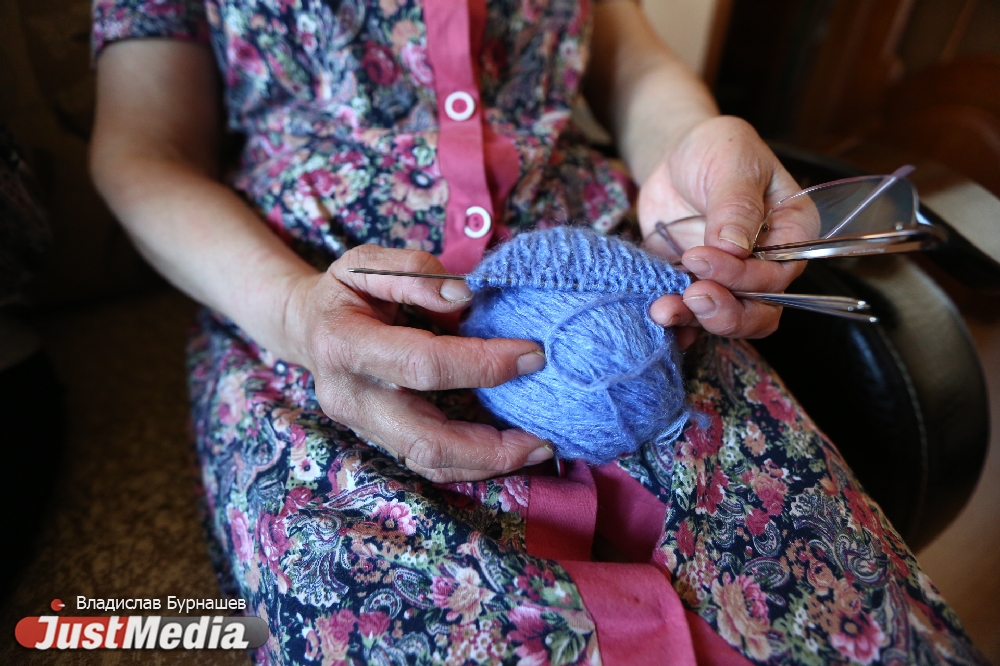 Вязали, чтобы прокормиться, а теперь, вдохновляясь Gucci, одевают хипстеров. Бабушки со спицами запустили на Урале новый бренд. СПЕЦПРОЕКТ - Фото 6